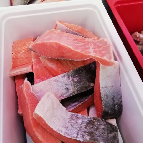 porzioni di salmone con pelle