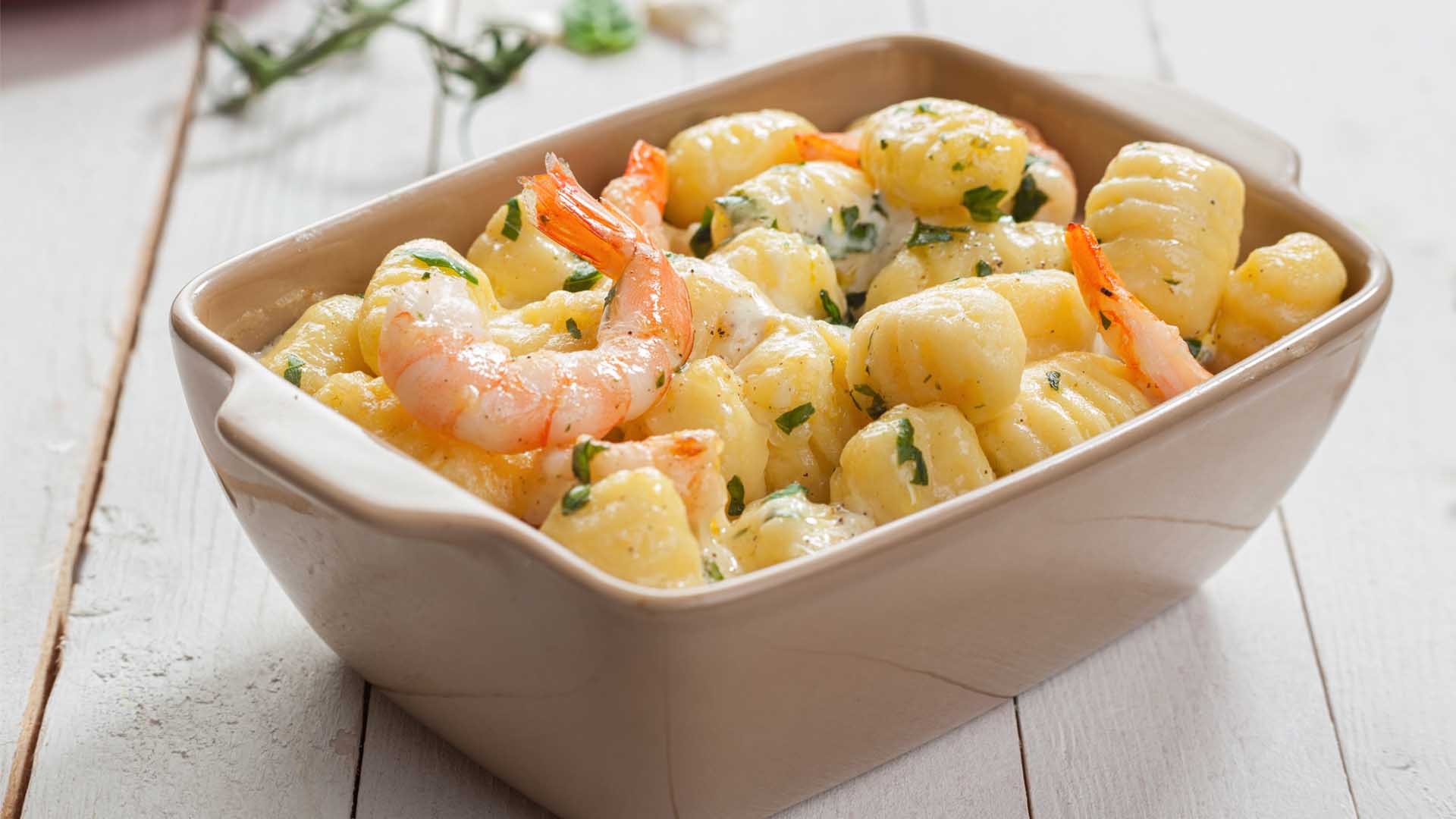 Gnocchi allo zafferano con zucchine e gamberi